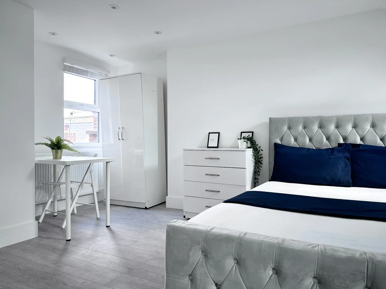Room Odessa Road in Greater London