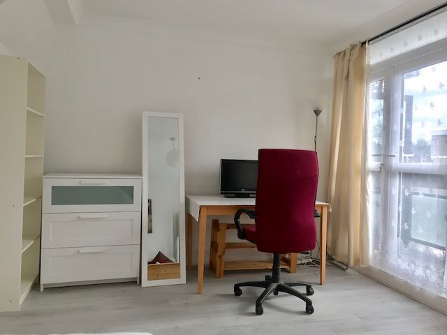 Room Bolingbroke Walk in Greater London