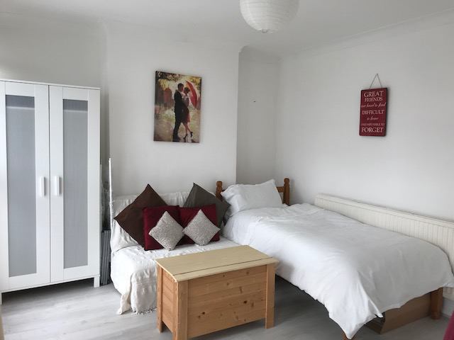 Room Bolingbroke Walk in Greater London