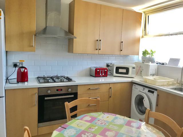 Room Bolingbroke Walk in Greater London