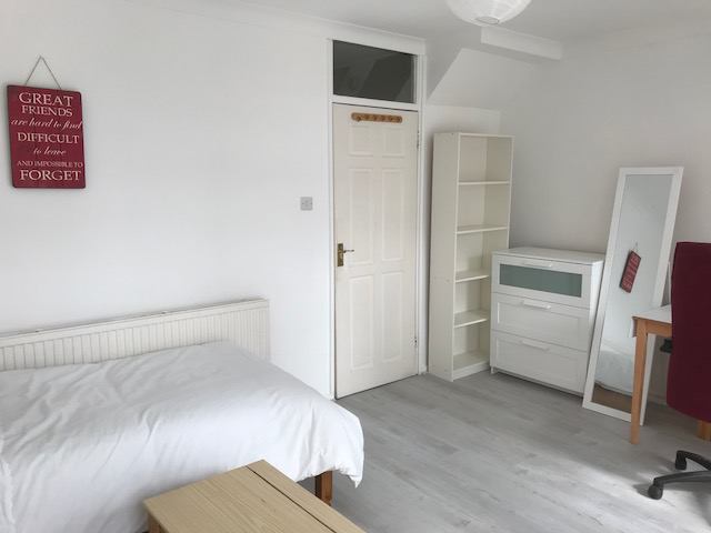 Room Bolingbroke Walk in Greater London
