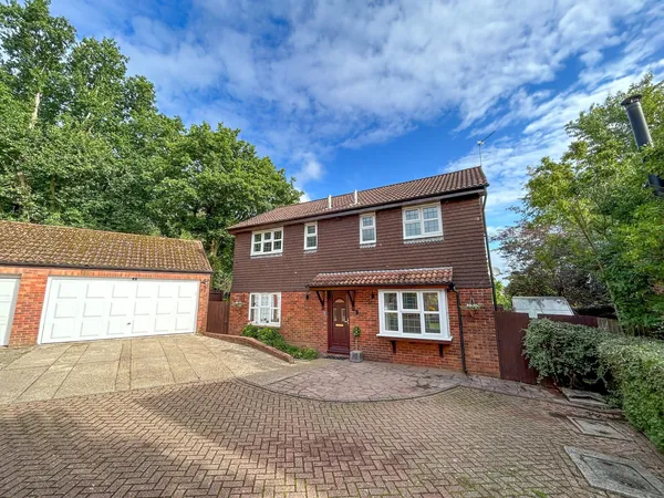 Flat Rockington Way in Wealden