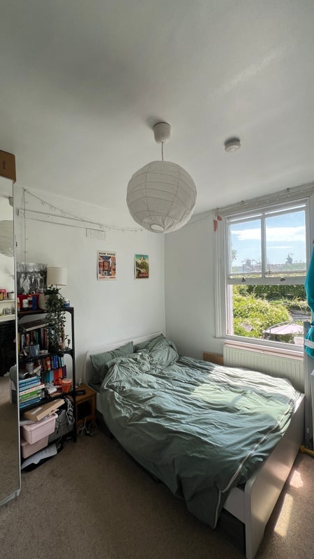 Room Whymark Avenue in Greater London