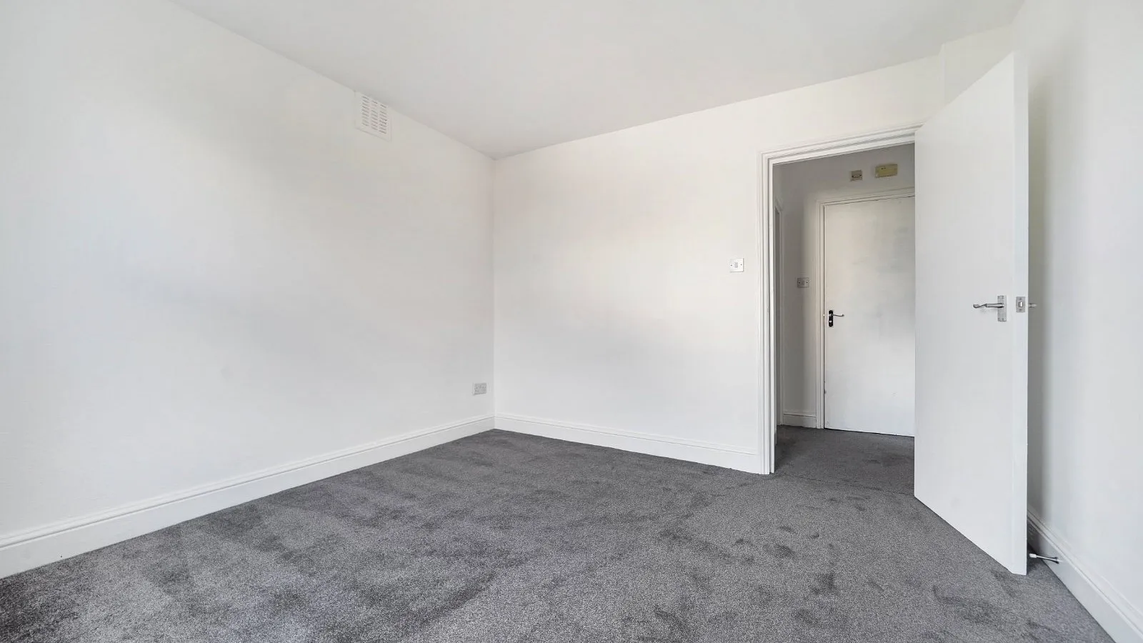 Flat The Ridgeway in Greater London