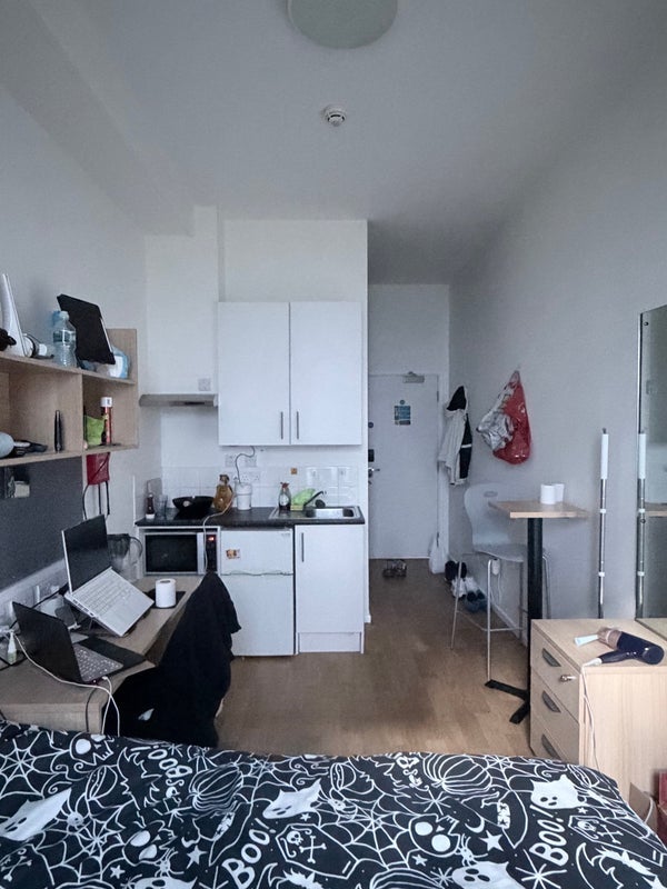 Room Goldhawk Road in Greater London
