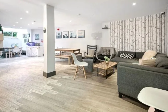 Flat Gunnersbury Lane in Greater London