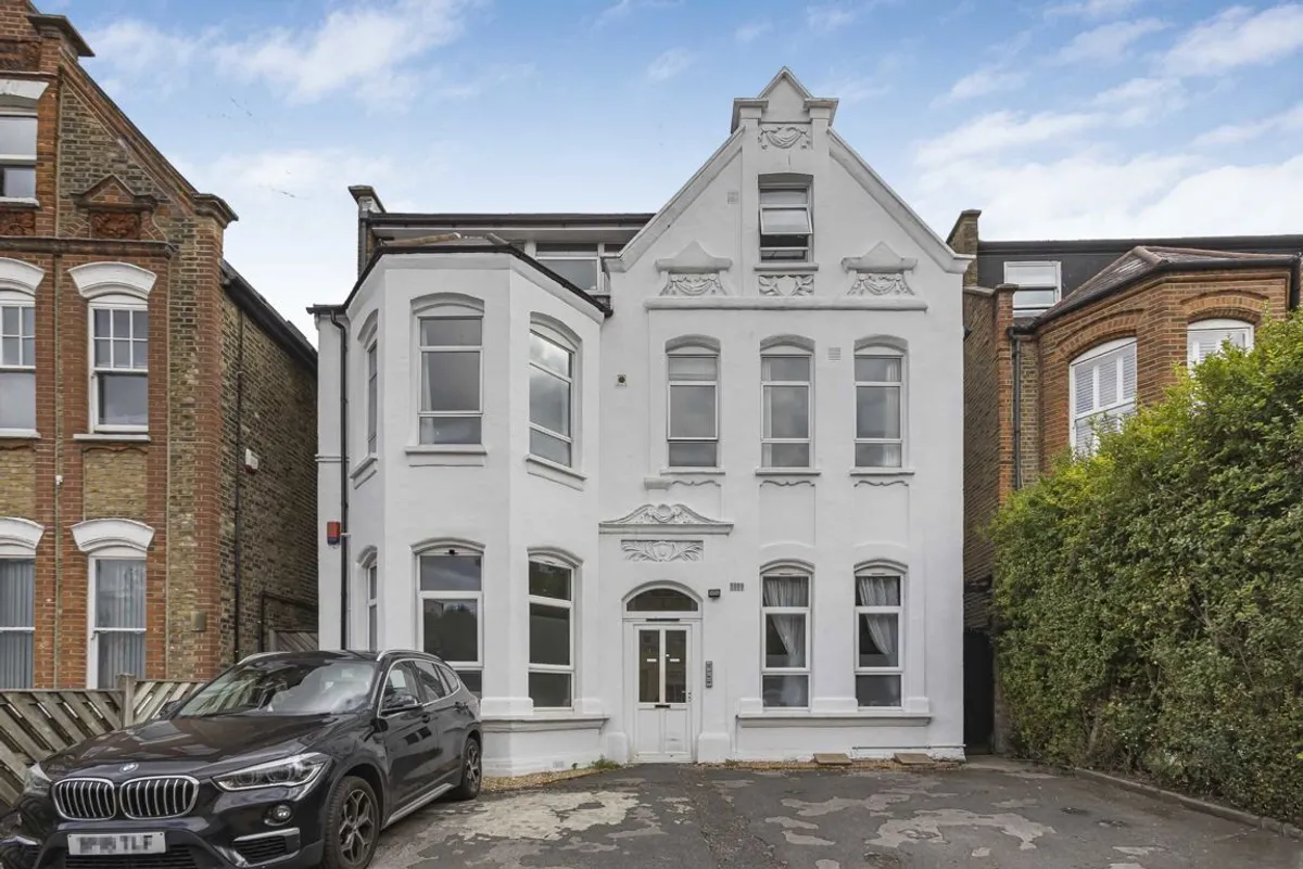 Flat Ritherdon Road in Greater London