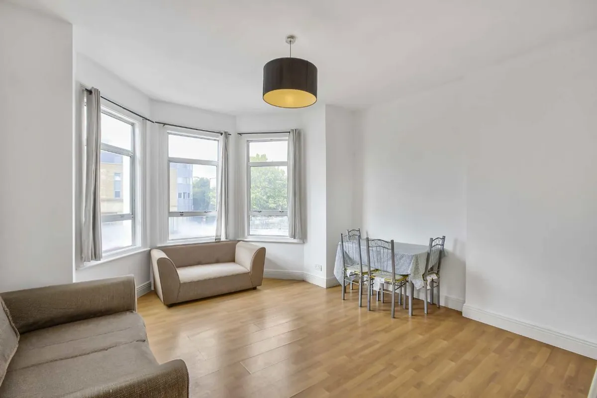 Flat Ritherdon Road in Greater London