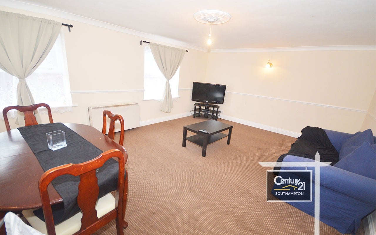 Flat Carlton Place in Southampton