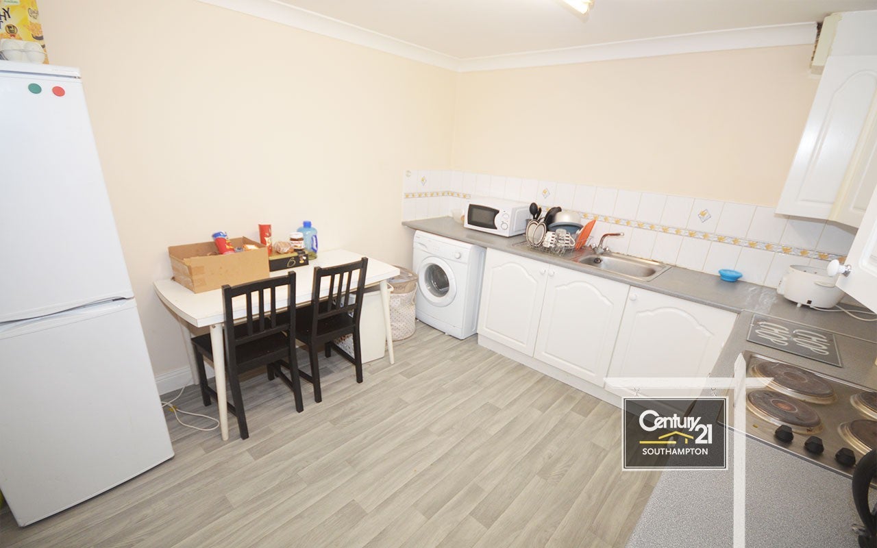 Flat Carlton Place in Southampton