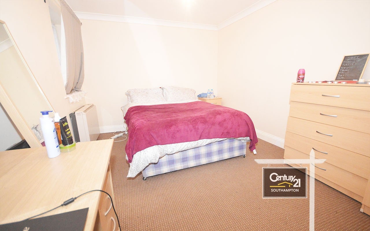 Flat Carlton Place in Southampton