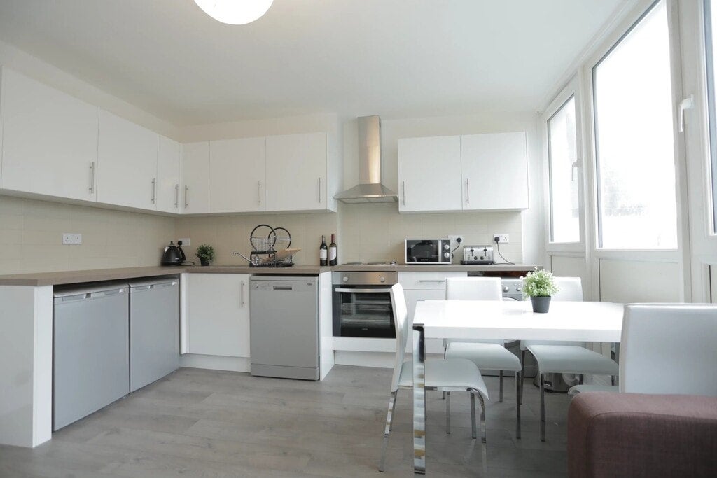 Room Commercial Road in Greater London