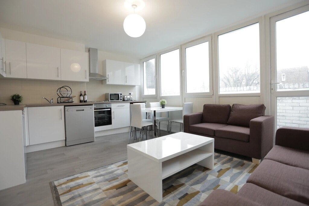 Room Commercial Road in Greater London