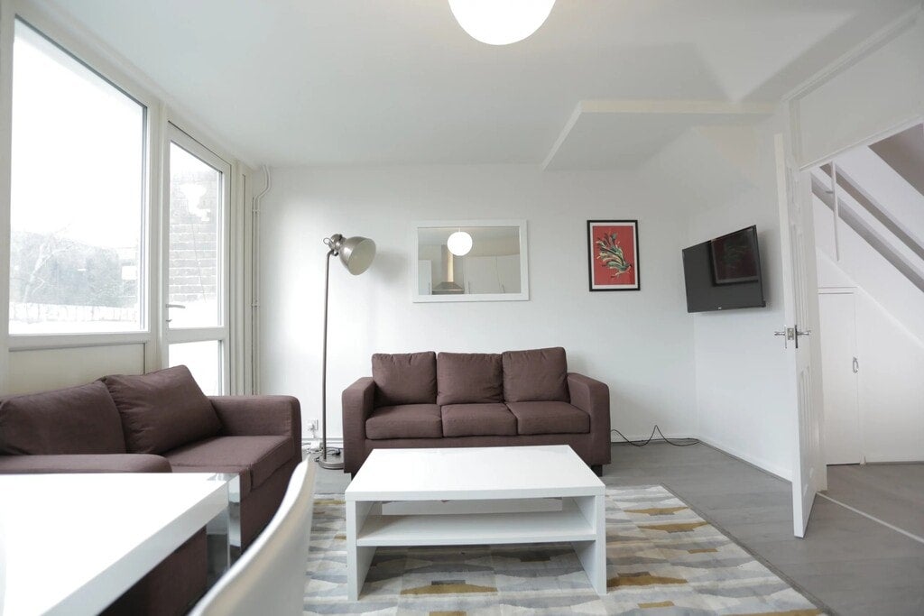 Room Commercial Road in Greater London