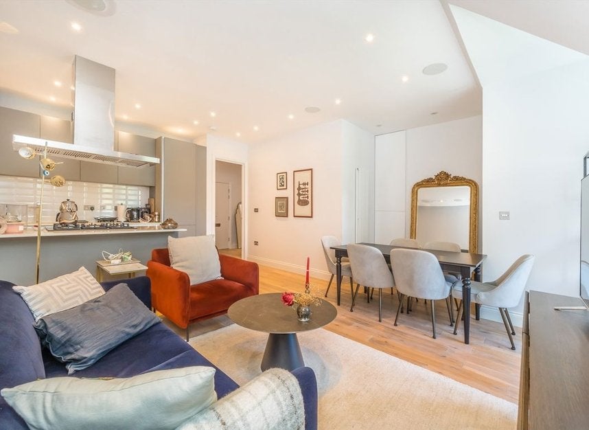 Flat Finchley Road in Greater London