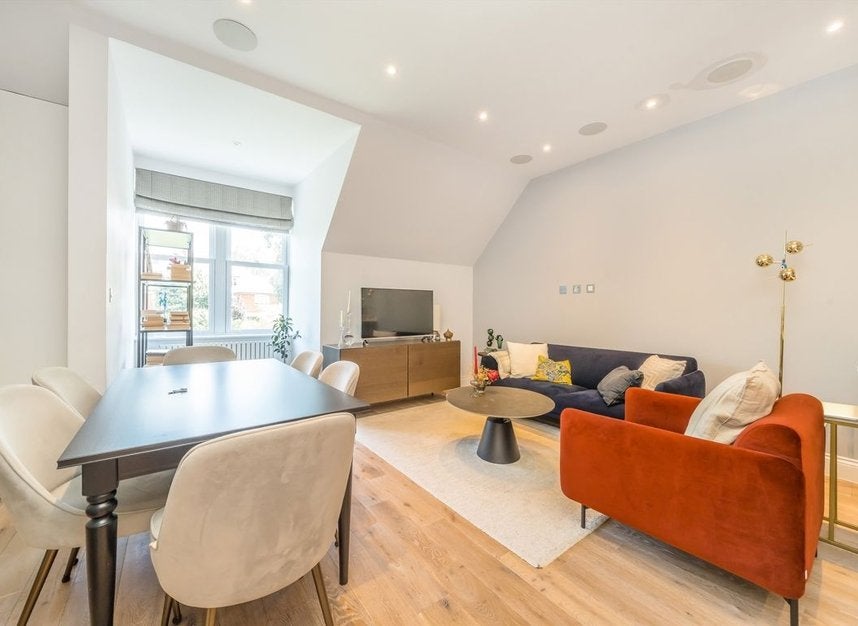 Flat Finchley Road in Greater London