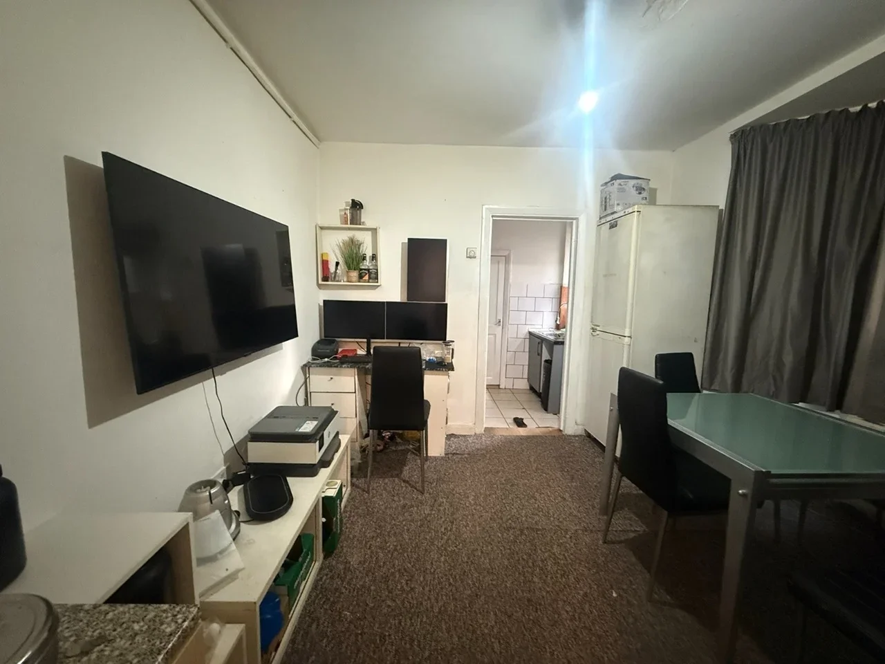 Room Wexham Road in Slough