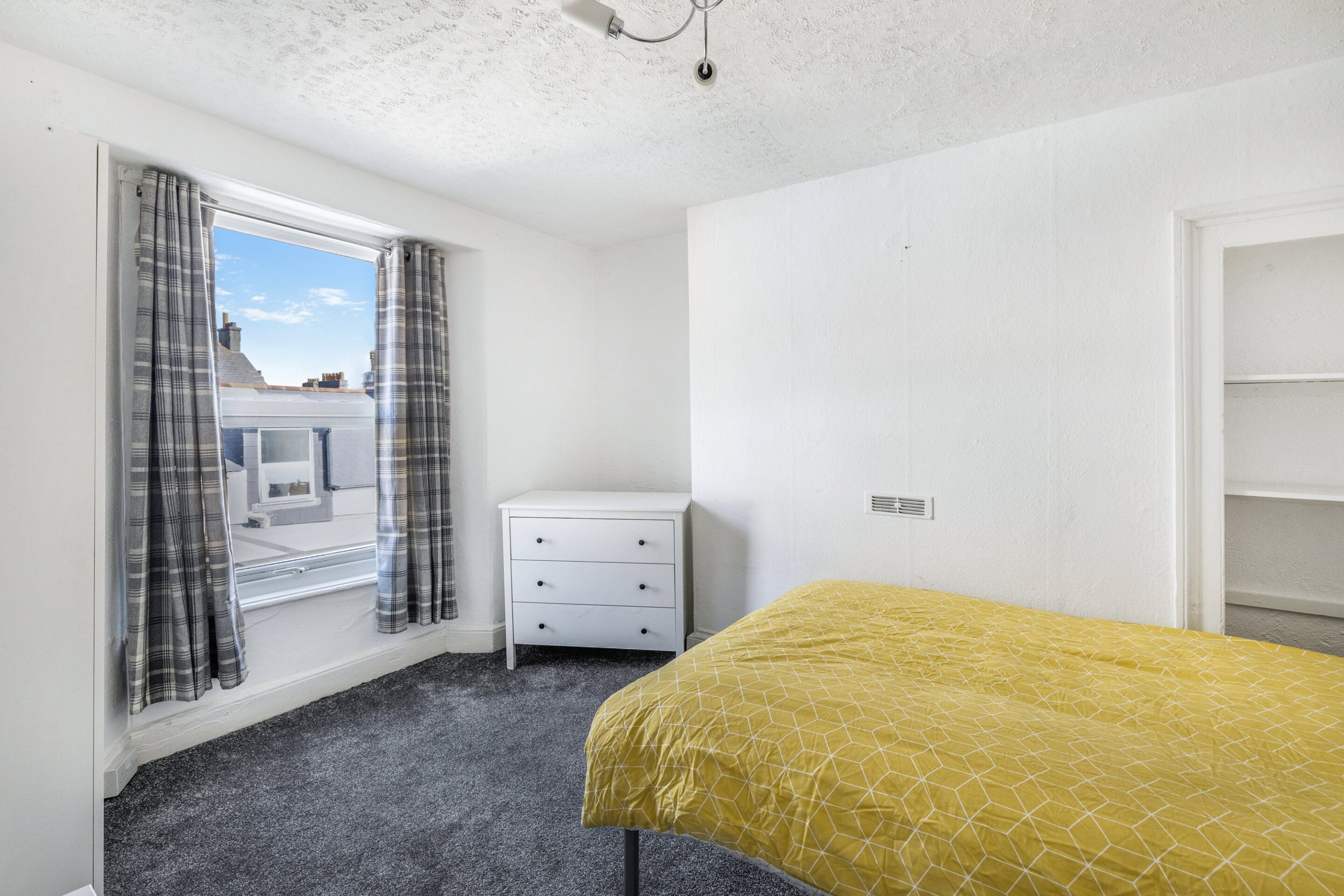 Room Amity Place in Plymouth