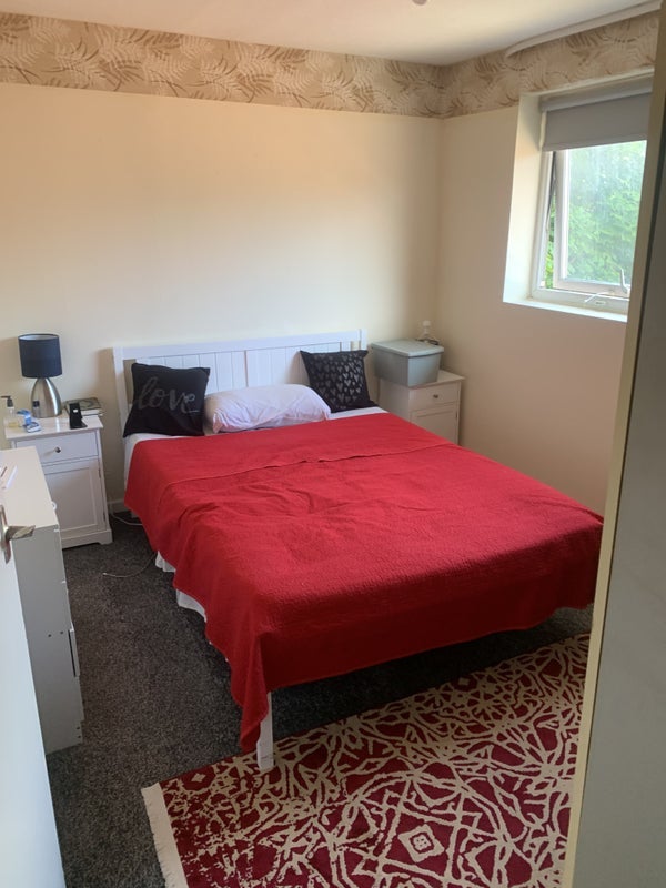 Room Magpie Close in Greater London