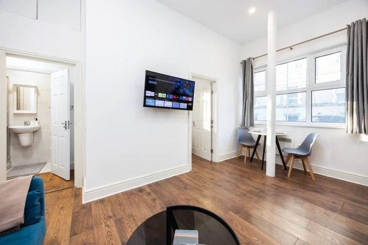 Flat Warwick Road in Greater London