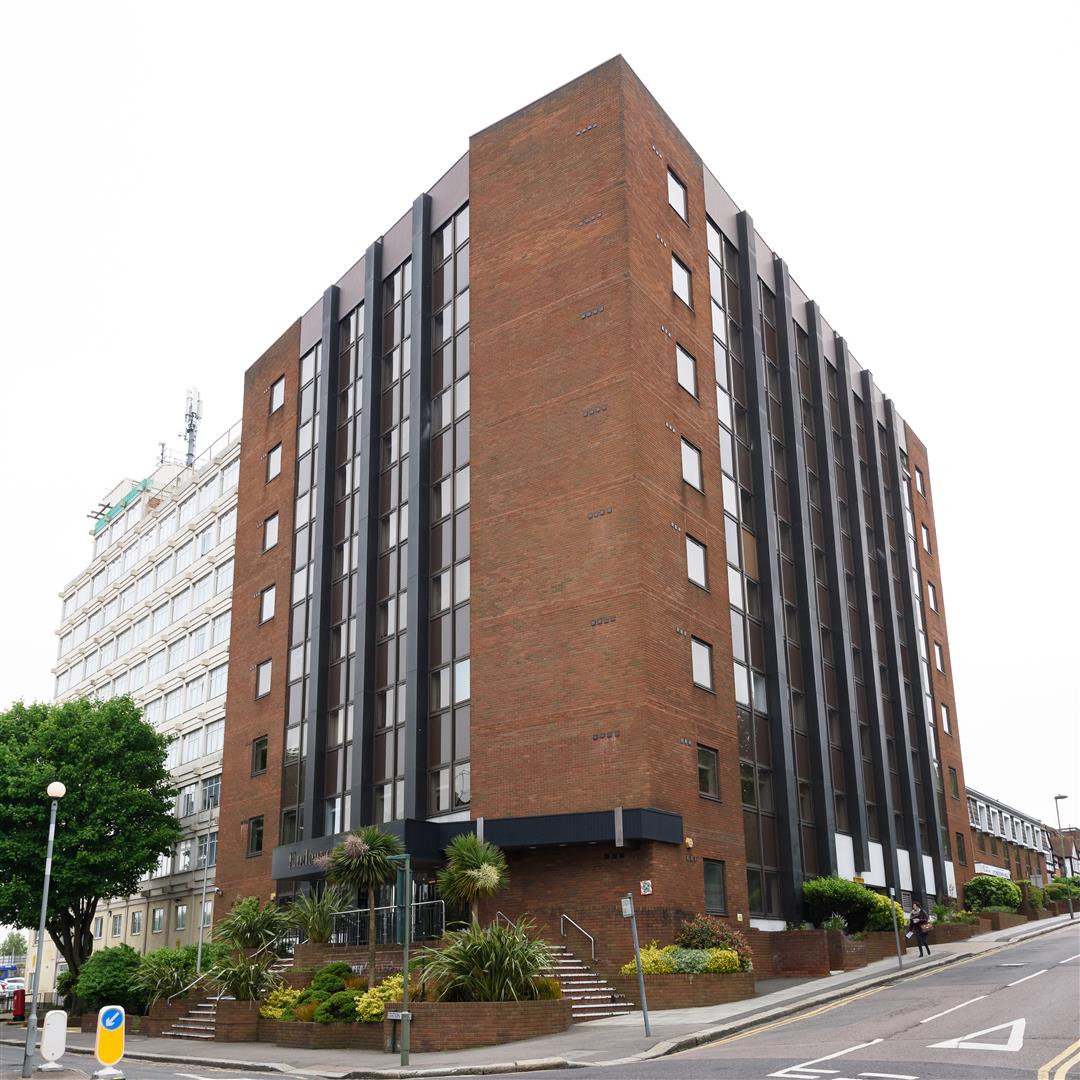 Flat Lyonsdown Road in Greater London