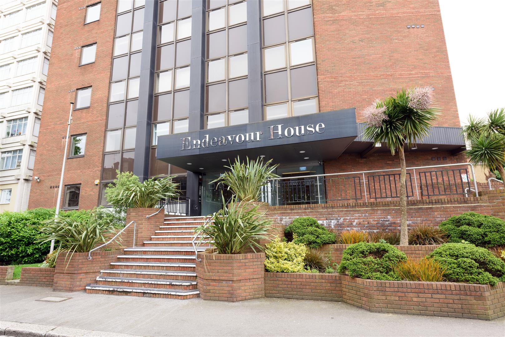 Flat Lyonsdown Road in Greater London