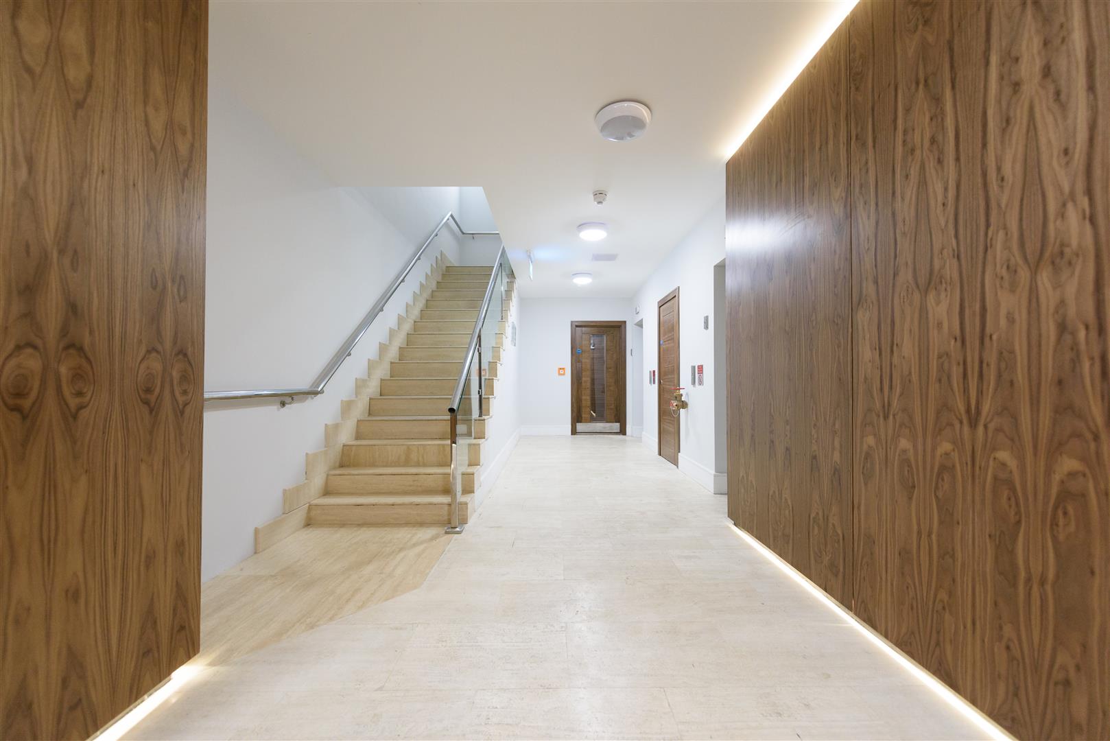 Flat Lyonsdown Road in Greater London