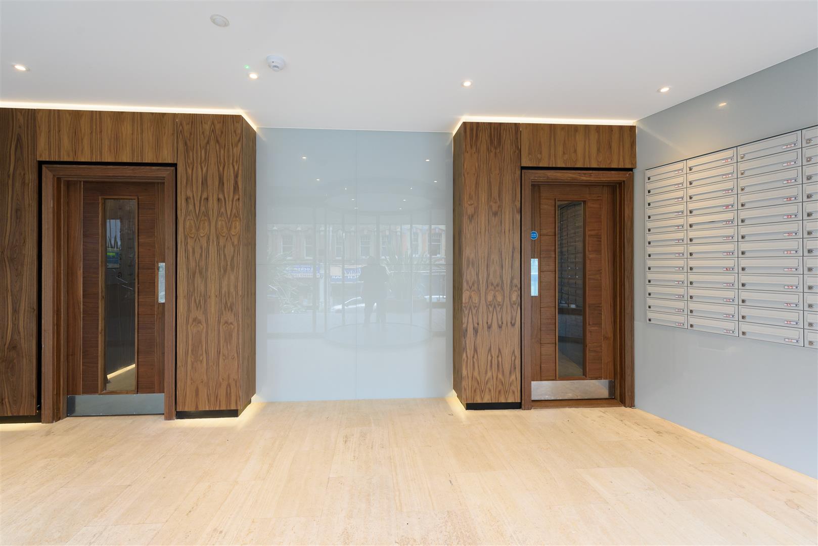 Flat Lyonsdown Road in Greater London
