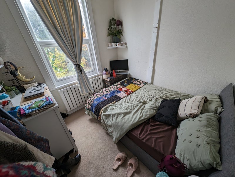Room Downton Avenue in Greater London