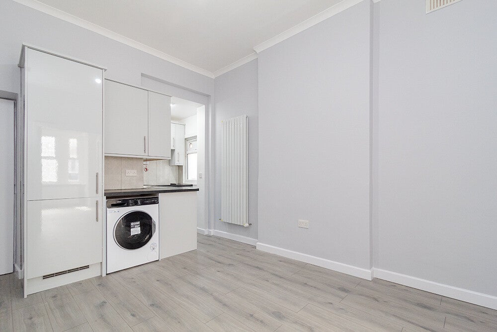 Flat Melrose Avenue in Greater London