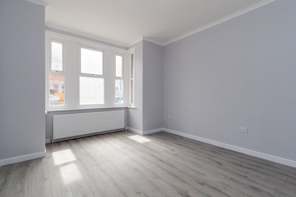 Flat Melrose Avenue in Greater London