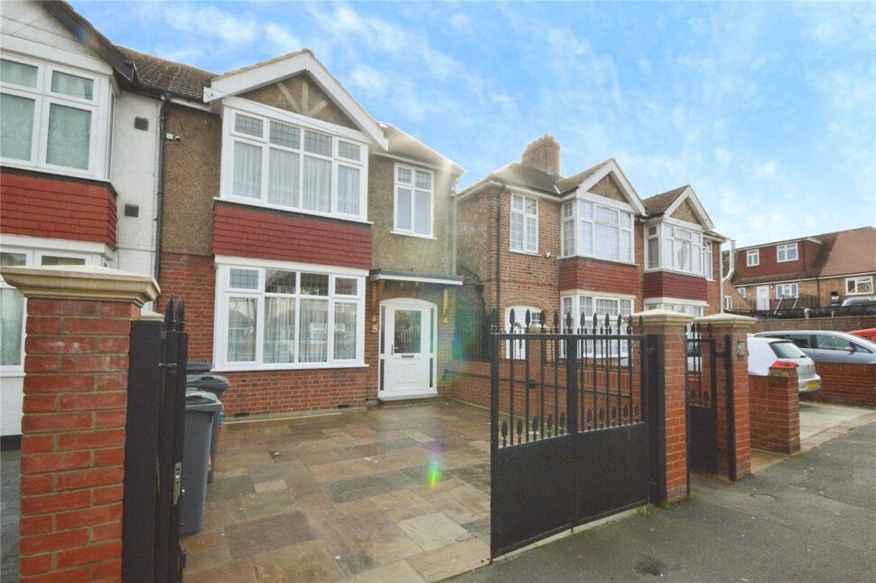 Flat Taunton Avenue in Greater London