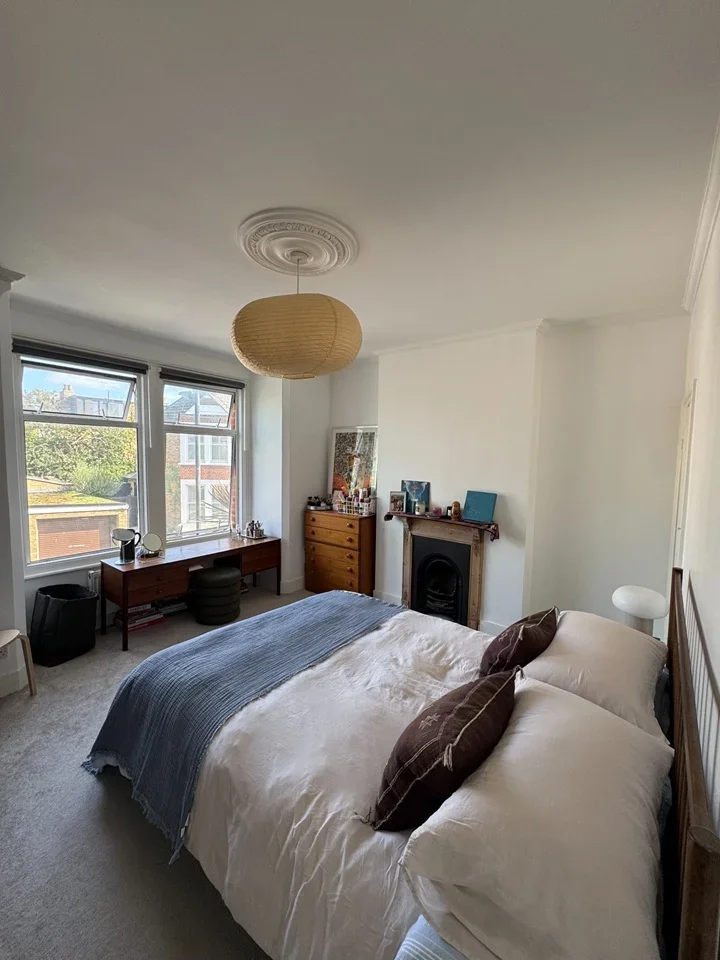 Room Waveney Avenue in Greater London