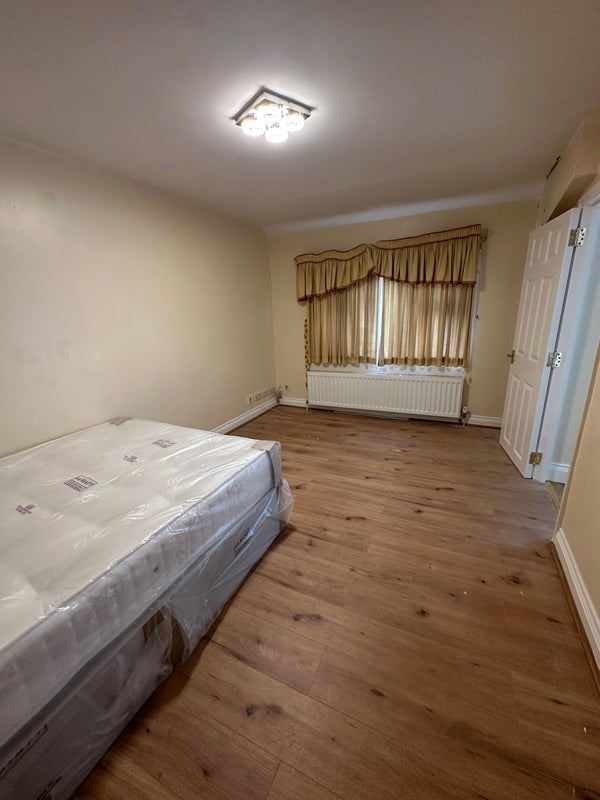 Room Mount Park Avenue in Greater London