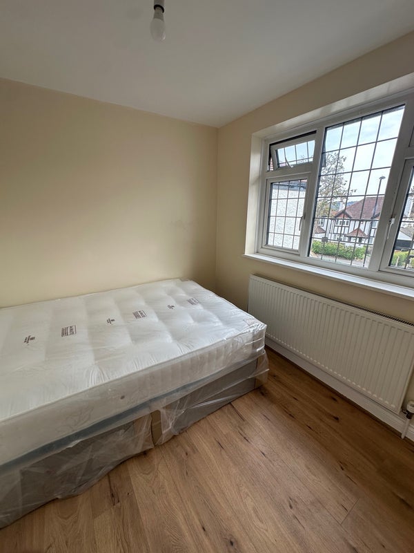 Room Mount Park Avenue in Greater London