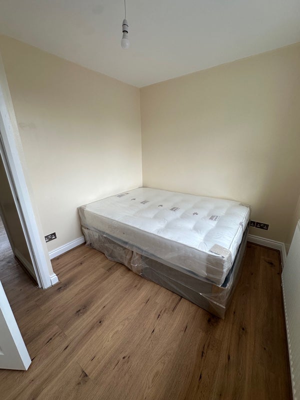 Room Mount Park Avenue in Greater London