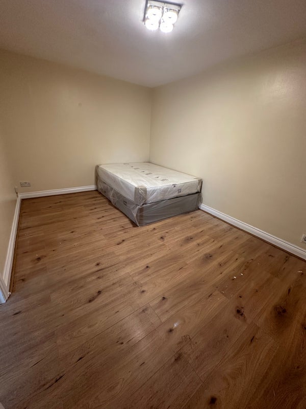 Room Mount Park Avenue in Greater London