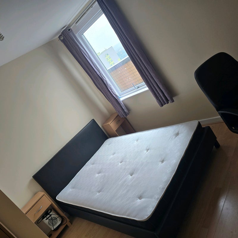 Room Lovell Park Road in Leeds