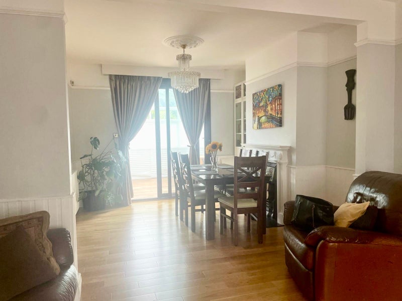 Room Firtree Avenue in Greater London