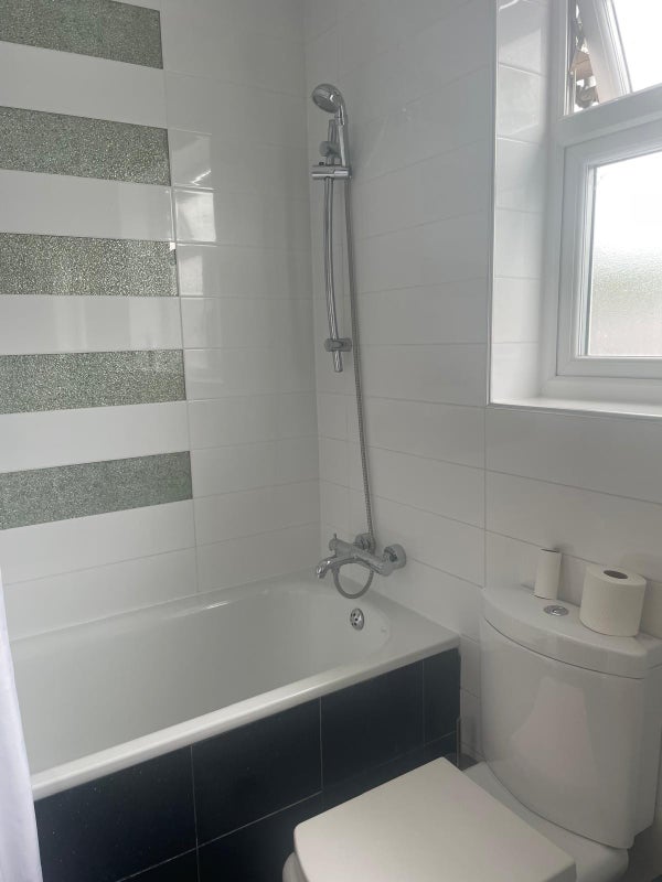 Room Firtree Avenue in Greater London