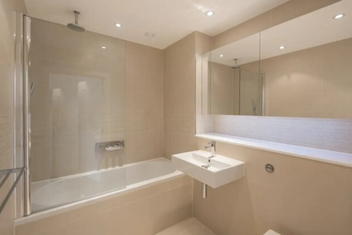 Flat Pump House Crescent in Greater London
