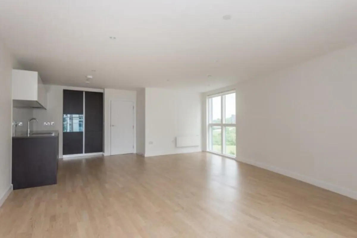 Flat Pump House Crescent in Greater London