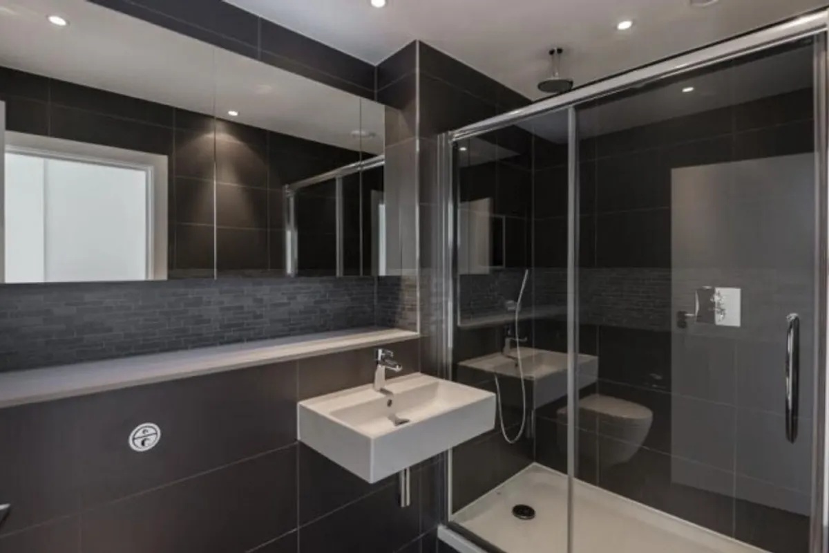 Flat Pump House Crescent in Greater London