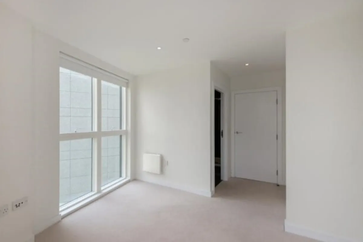 Flat Pump House Crescent in Greater London