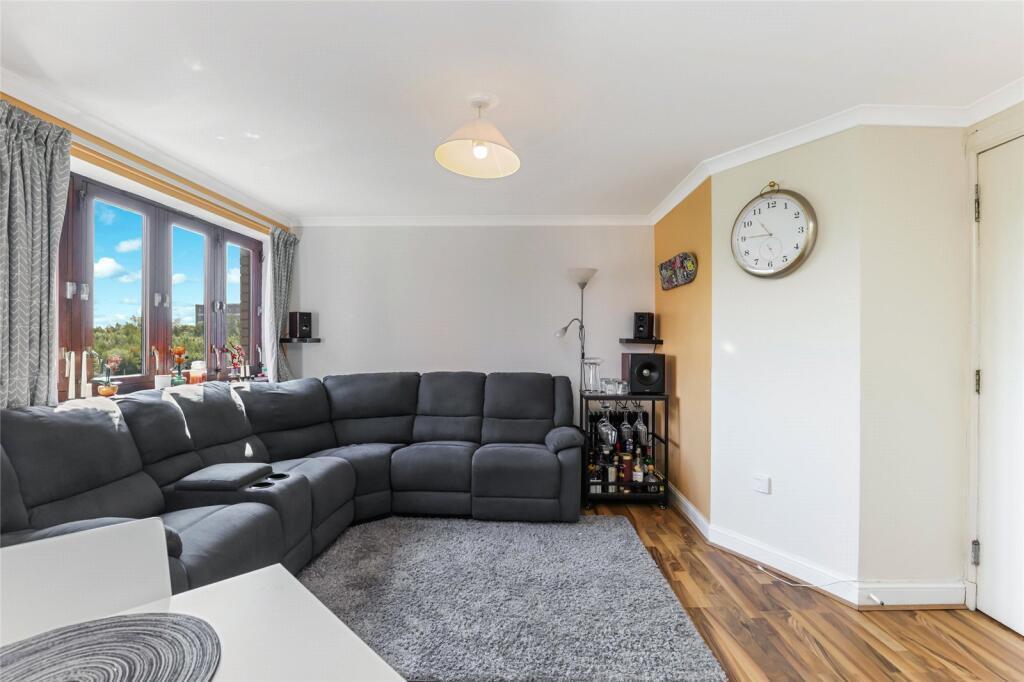 Flat Parsonage Square in Glasgow