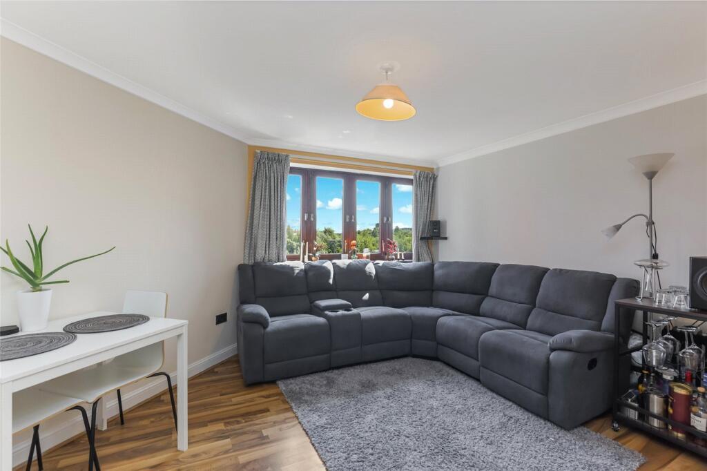 Flat Parsonage Square in Glasgow