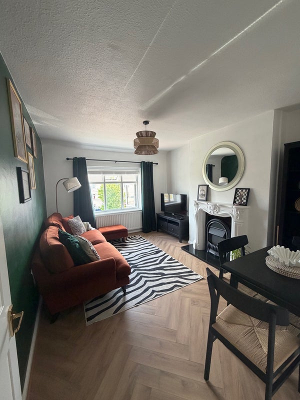 Room Pitt Crescent in Greater London