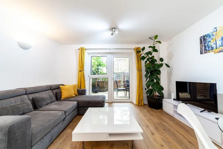 Flat Chillington Drive in Greater London