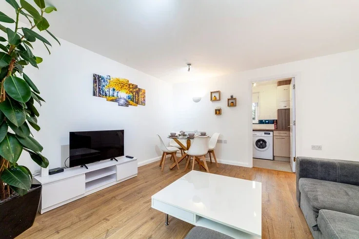 Flat Chillington Drive in Greater London