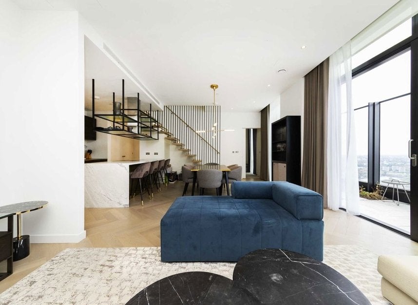 Flat South Quay Walk in Greater London